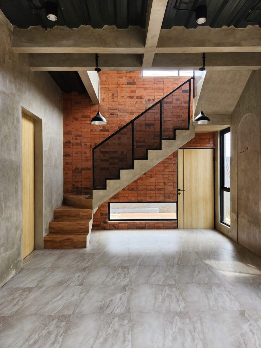 rumah dua lantai tema industrialis